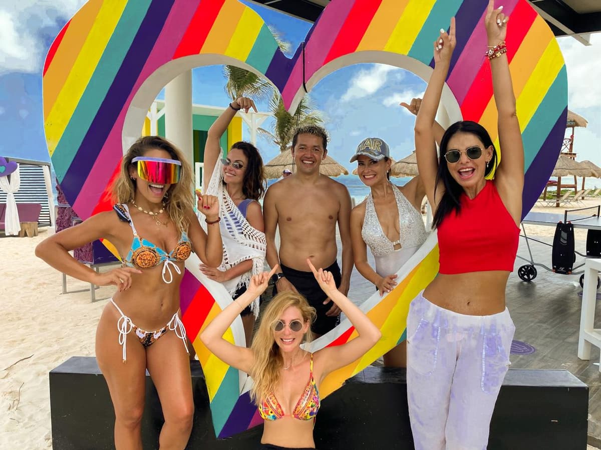 Fotos: José Luis "Parejita" López entrega anillo a Yulianna Peniche en Puerto Morelos