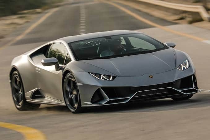 Recibe apoyo económico por Covid-19 y se compra un Lamborghini