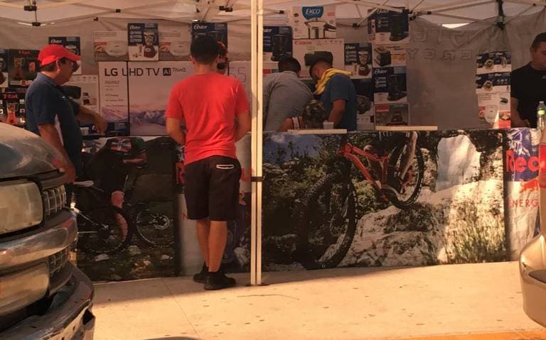 Grupo de merolicos y estafadores operan en Wal Mart La Cruz