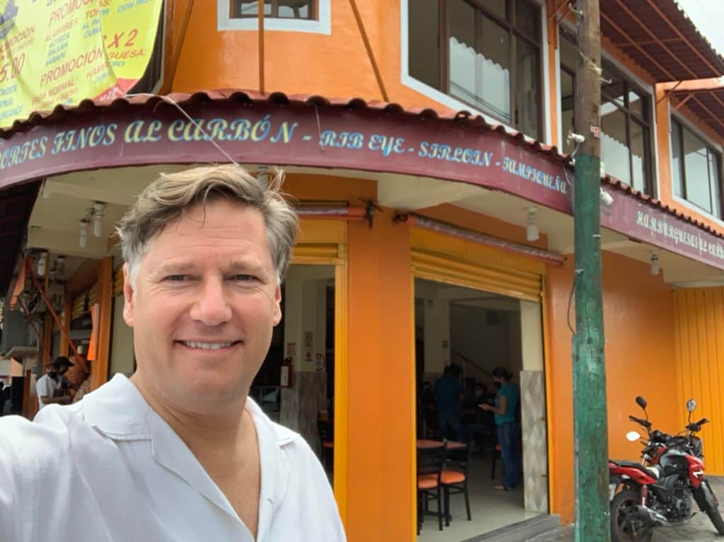 Embajador de EE.UU. Christopher Landau, se va a comer tacos y se convierte en tendencia