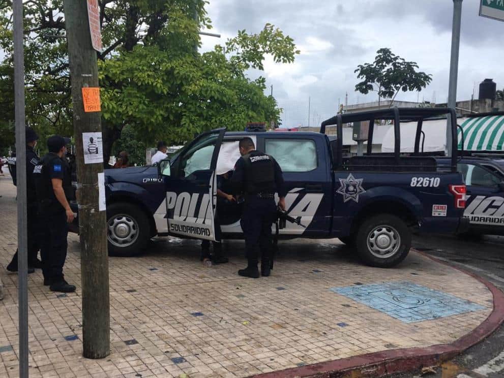 Tres policías lesionados tras choque entre patrulla y auto en Playa del Carmen