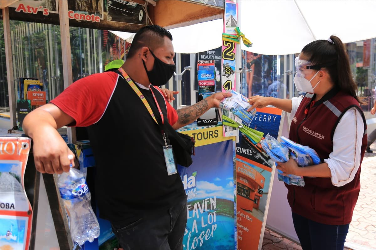 Entregan a comerciantes de Solidaridad kits sanitizantes contra el covid-19