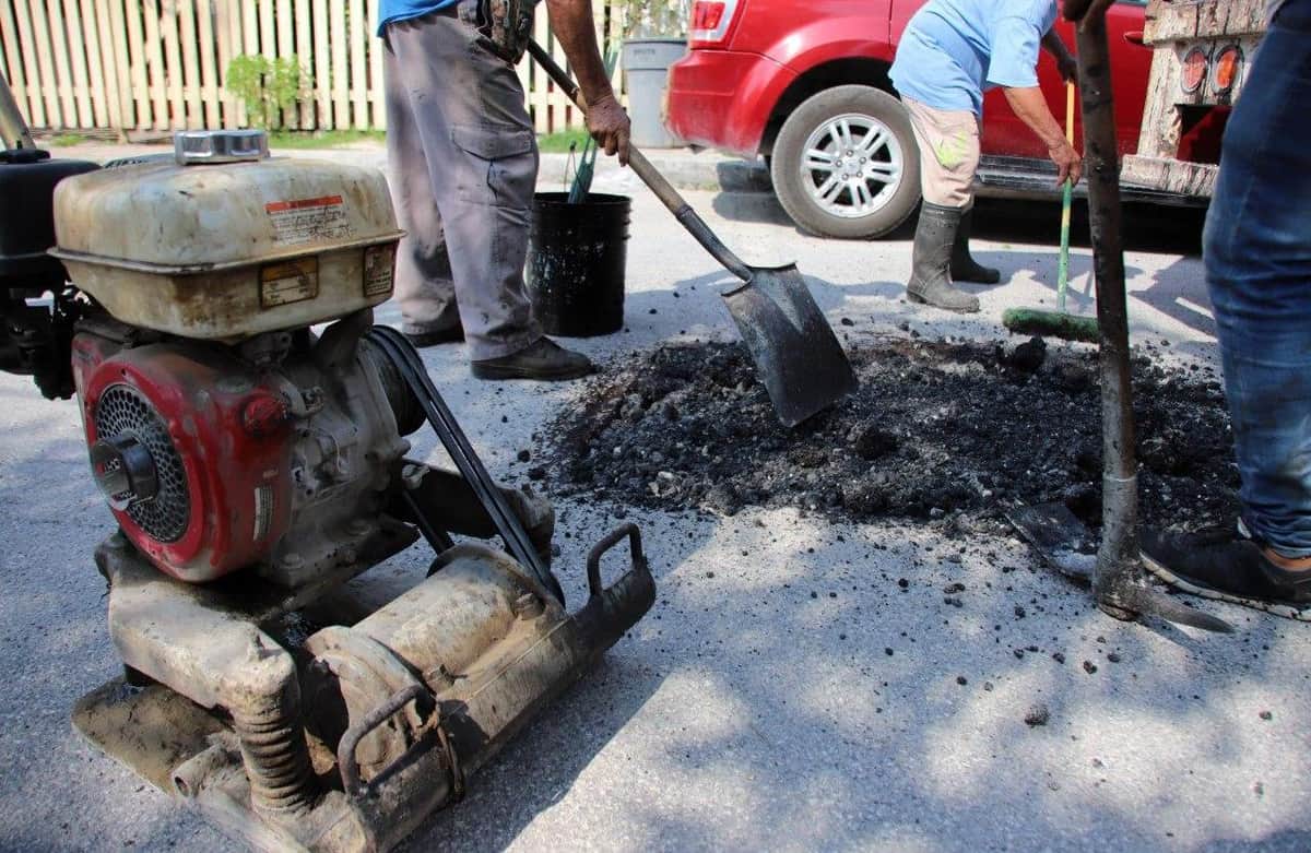 Continúan las labores de bacheo en calles de Puerto Morelos