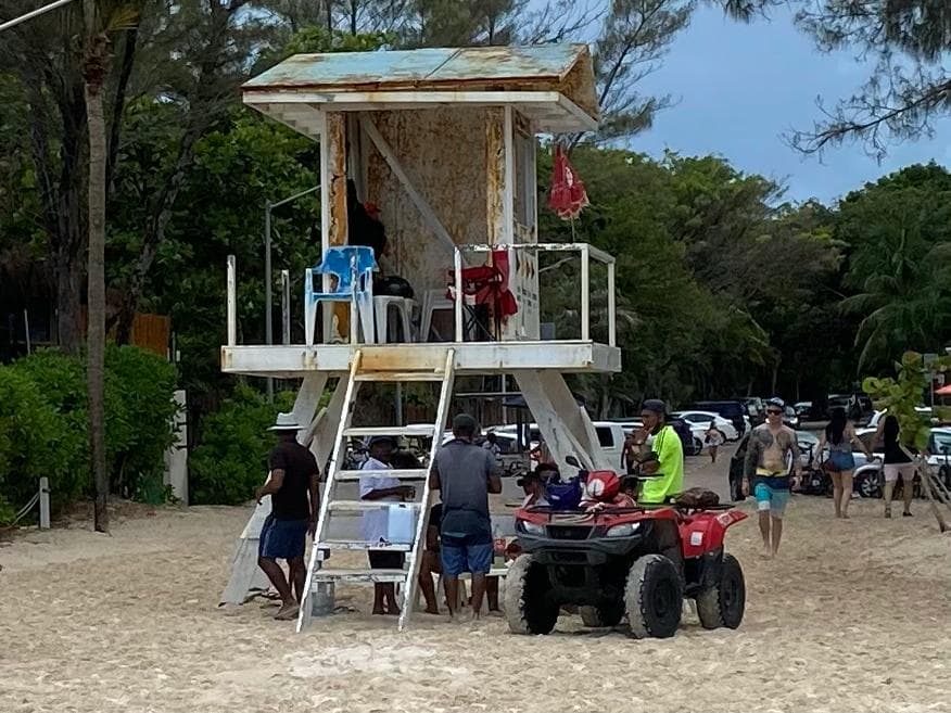 Atiende Capella denuncia y retira a cubanos que acosaban bañistas en Playa del Carmen