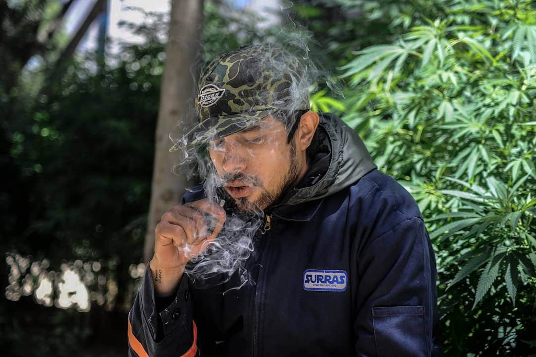 Piden a fumadores de marihuana evitar compartir cigarro, por riesgos de Covid-19