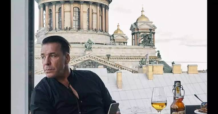 Se pasea Till Lindemann, vocalista de Rammstein, en playas de Cancún