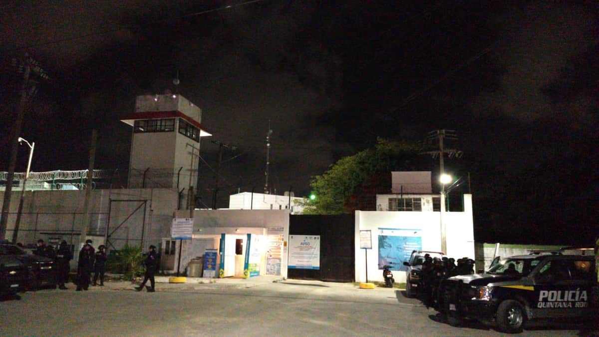 Trasladan a 53 reos de Cancún a Chetumal durante la noche