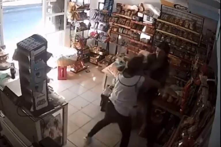 Video: Mujer ahuyenta a sujeto armado que pretendía robar tiendita