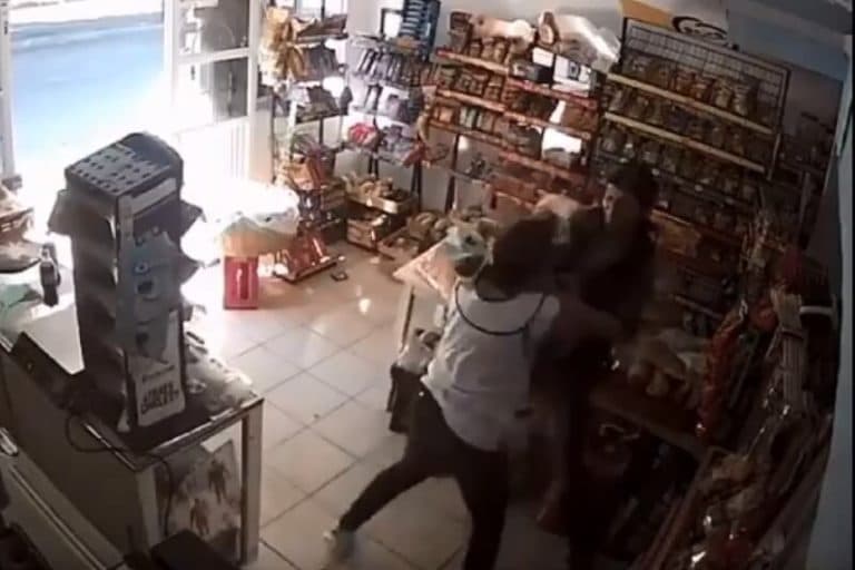 Video: Mujer ahuyenta a sujeto armado que pretendía robar tiendita