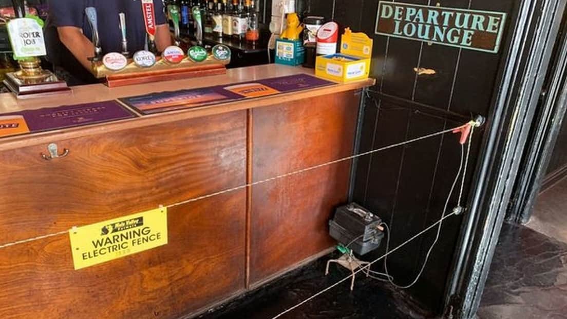 Bar instala malla electrificada para garantizar el distanciamiento social