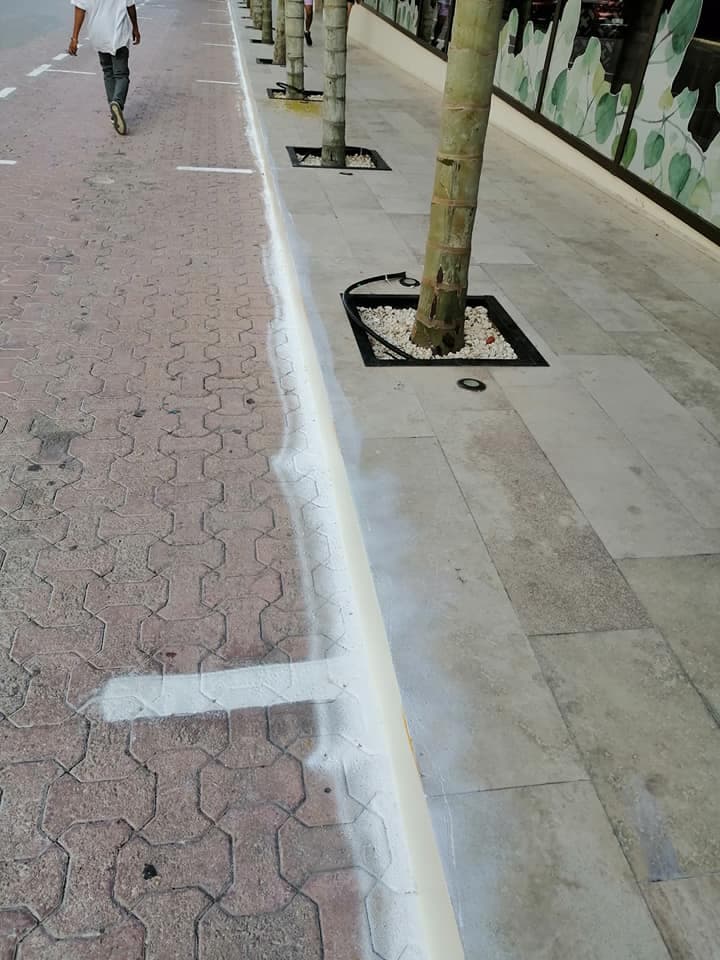 Playaparq "se la raya a los playenses" manchando con tinta blanca icónica banqueta de adoquín