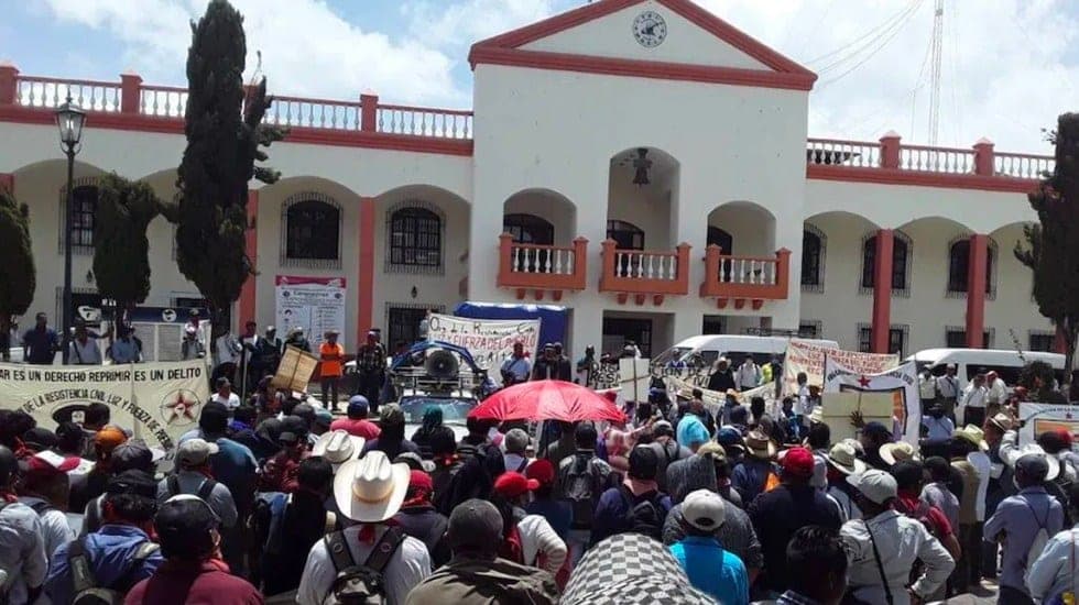 Indígenas marchan contra 'invención del COVID-19': afirman lo creó Bill Gates