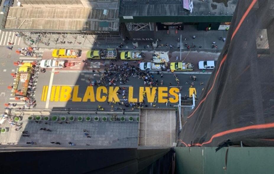 Video: Pintan "Black Lives Matter" frente a Torre Trump en Nueva York