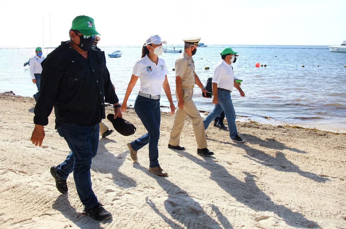 Supervisan estrategias de limpieza de sargazo en Puerto Morelos