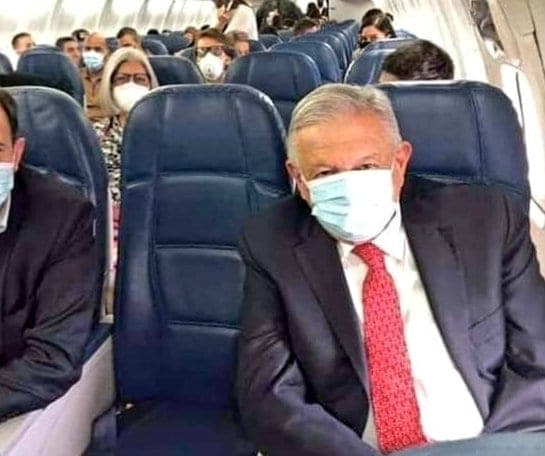 Por primera vez AMLO usa cubrebocas durante vuelo a Estados Unidos