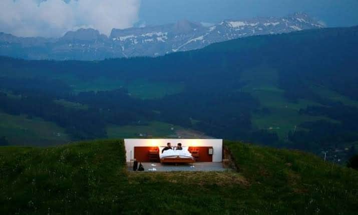 Así es el insólito hotel de una sola habitación, sin techo y sin paredes