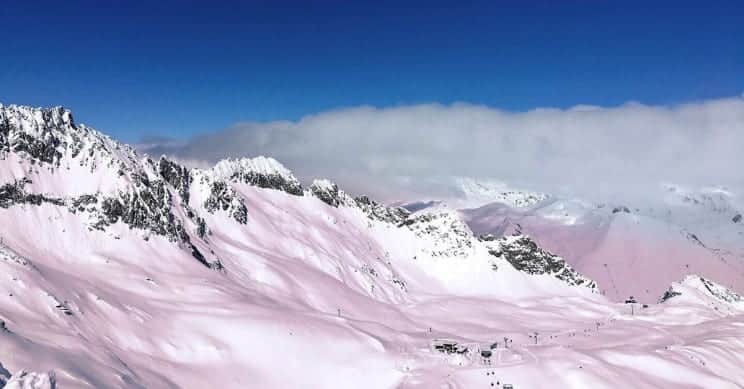 ¡Hielo rosa en los Alpes de Italia! Te explicamos por qué ocurre