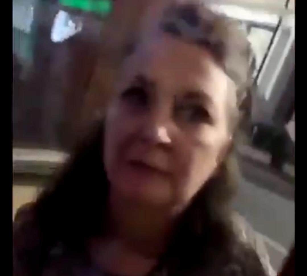 Video: A mujer le niegan el servicio por no usar cubrebocas y ¡pierde la razón!