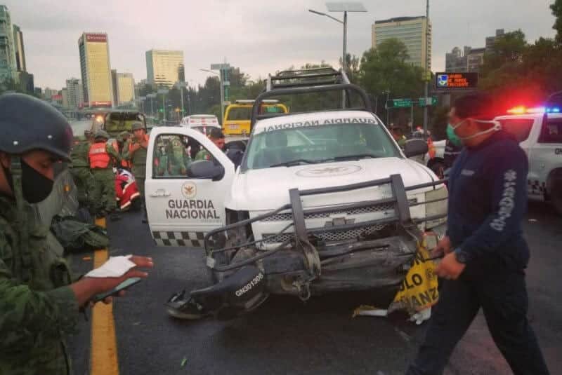 Video: Elementos de la Guardia Nacional salen volando tras derrapar en su camioneta
