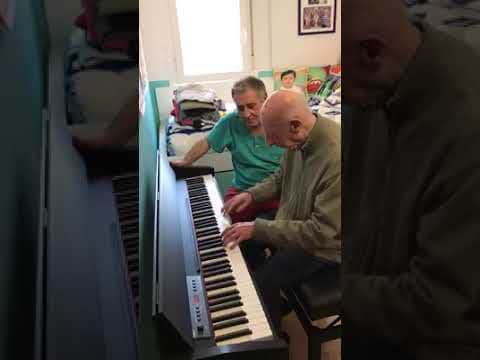 Video: Abuelito con Alzheimer se olvida todo menos tocar el piano