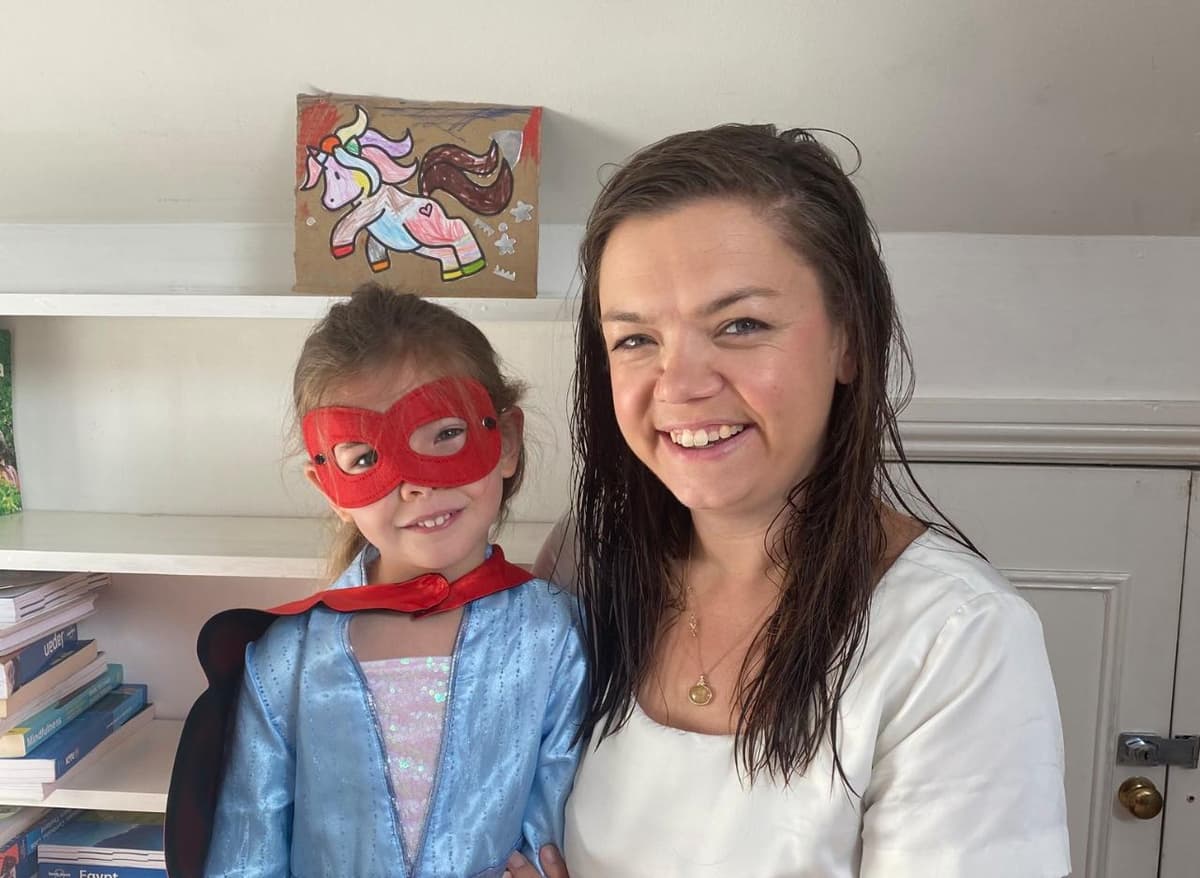 Video: Niña y su unicornio interrumpen entrevista de su madre en la BBC