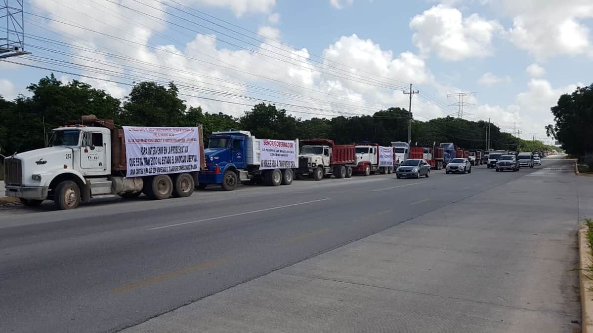 Se manifiestan volqueteros contra el “pirataje” en Playa del Carmen