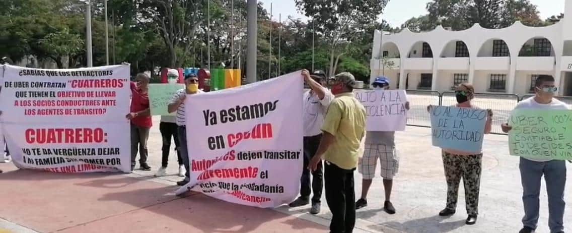 Protestan conductores de UBER contra taxistas en el Palacio Municipal de Cancún