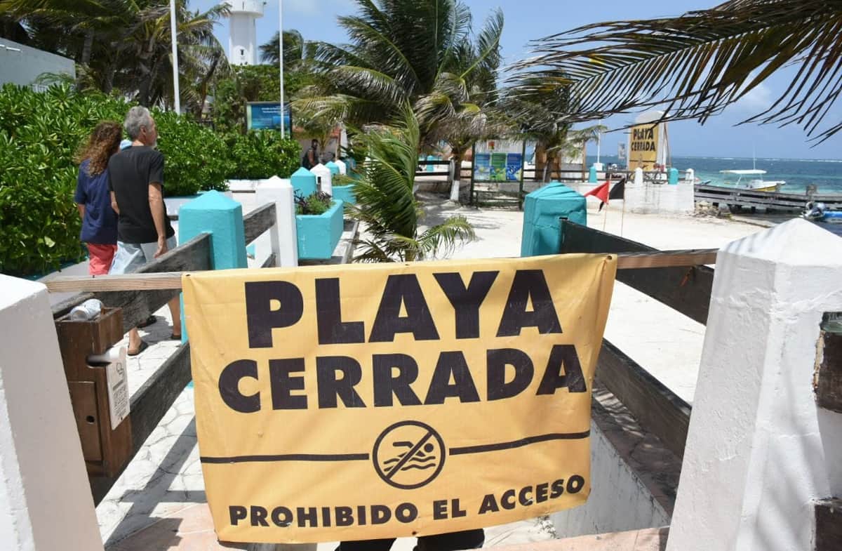 Pese estar cerradas, quintanarroenses insisten en disfrutar de las playas en Puerto Morelos