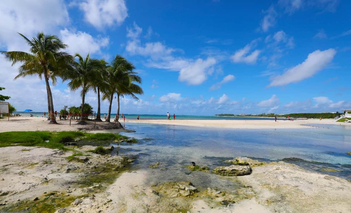 Bañistas siguen normas de sanidad y se amplía reapertura de playas en Solidaridad
