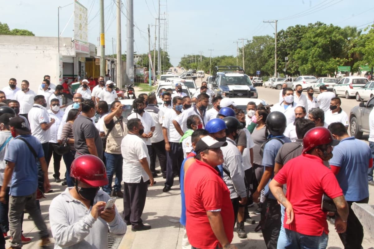 Gritos y jaloneos entre taxistas y mototaxistas en Cancún