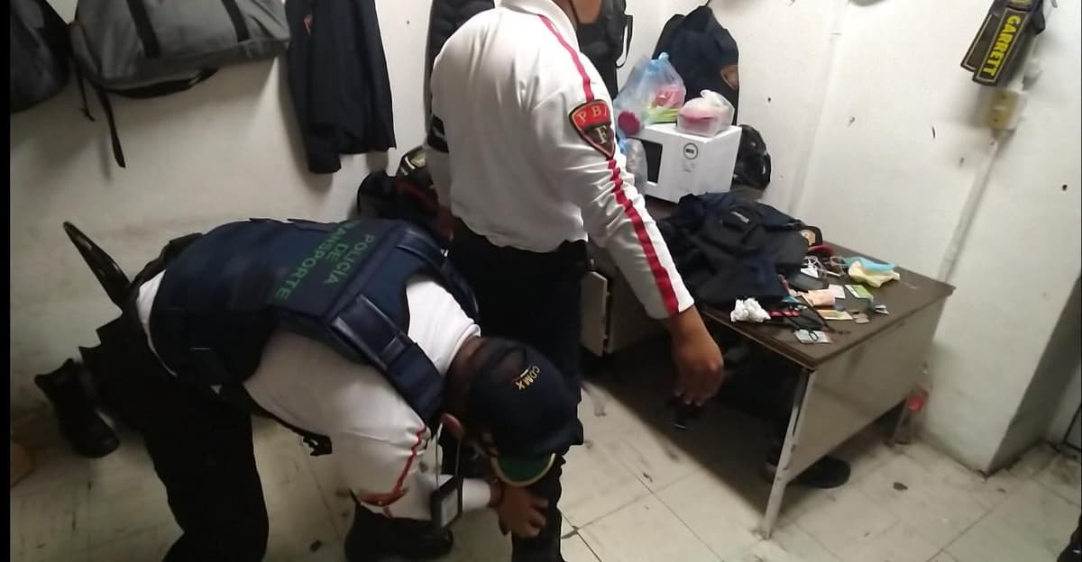 Video: Policía de la Cdmx es detenido tras ser captado cobrando a usuarios del Metro