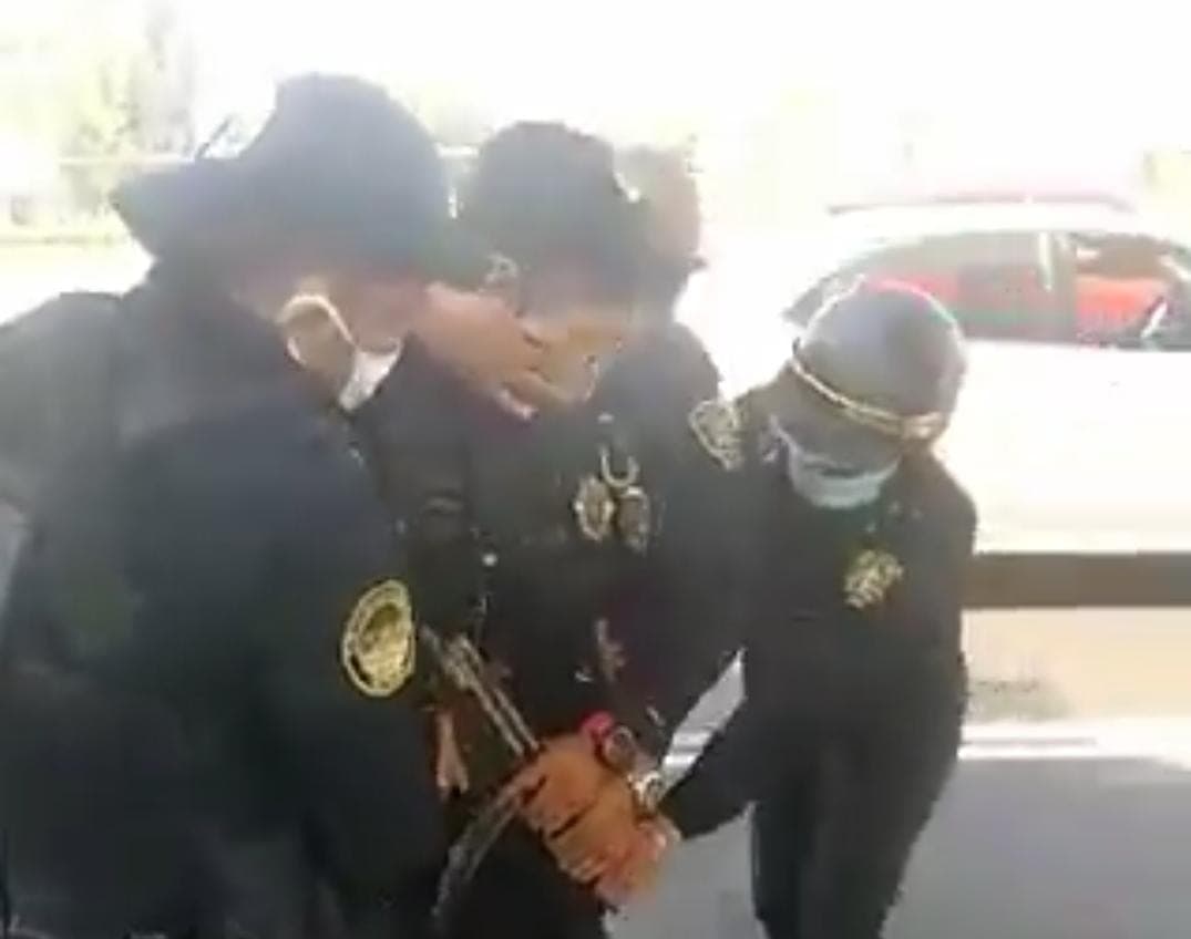 Video: Policías se enfrentan entre sí, forcejean con arma y se dispara