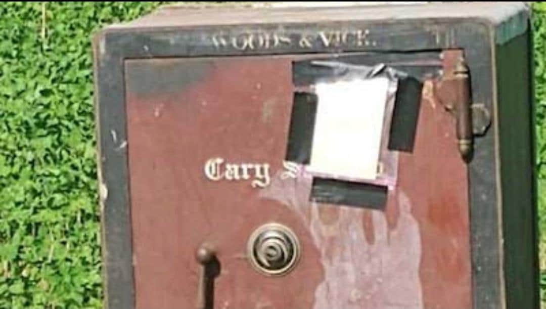 Encuentran misteriosa caja fuerte abandonada en un campo de cultivo