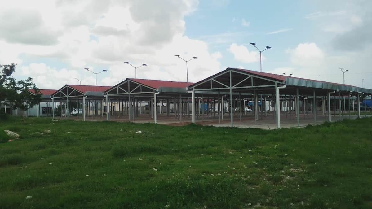 Pelean grupos el control y la mayoría de locales del nuevo mercado de Puerto Aventuras