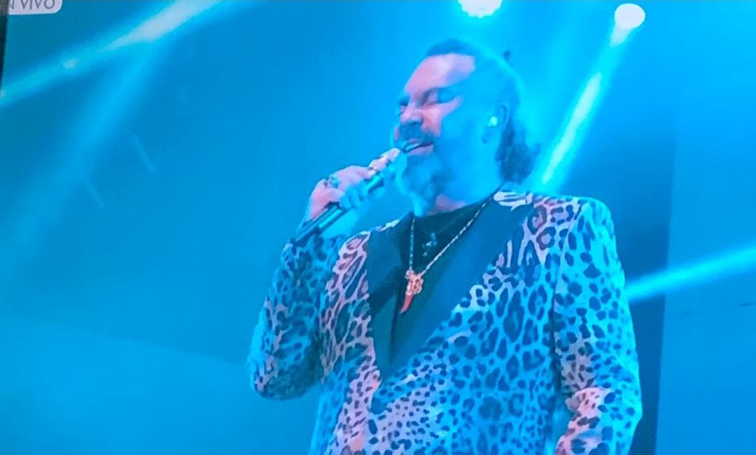 Se burlan del look de Mijares en concierto; parece de Maná, dicen