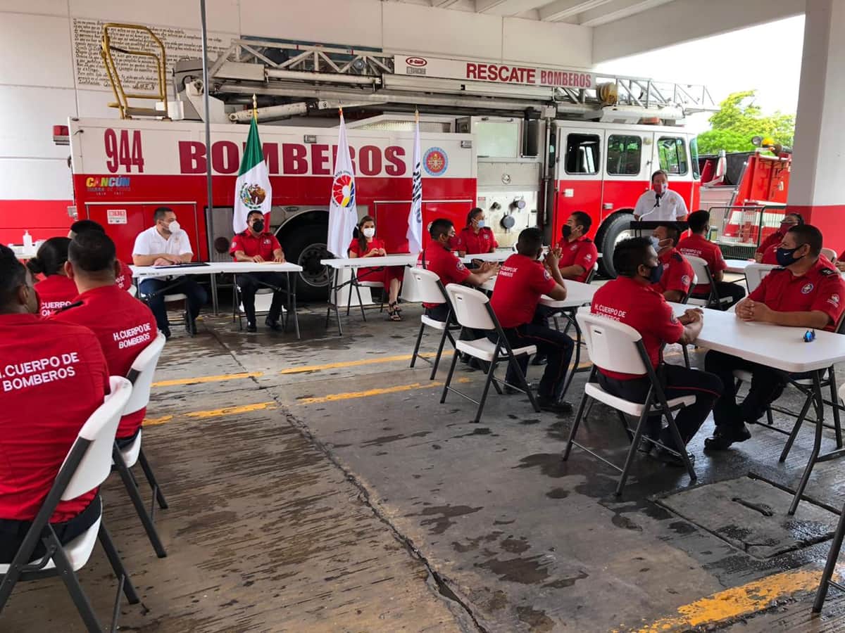 Celebran de forma poco común a los bomberos en su día en Cancún