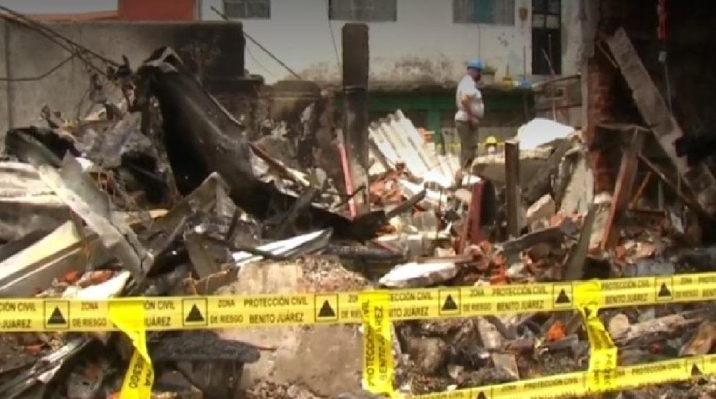 Choque entre tráiler y auto deja a varias familias durmiendo en la calle