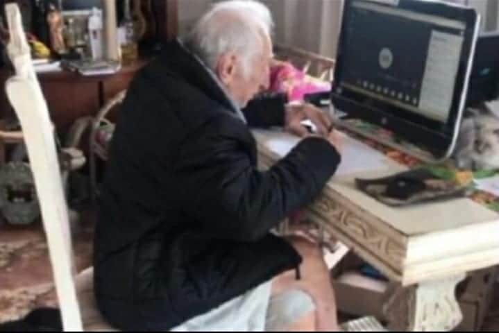 Ancianito de 92 años estudia en línea para ser arquitecto y ¡cumple su sueño!