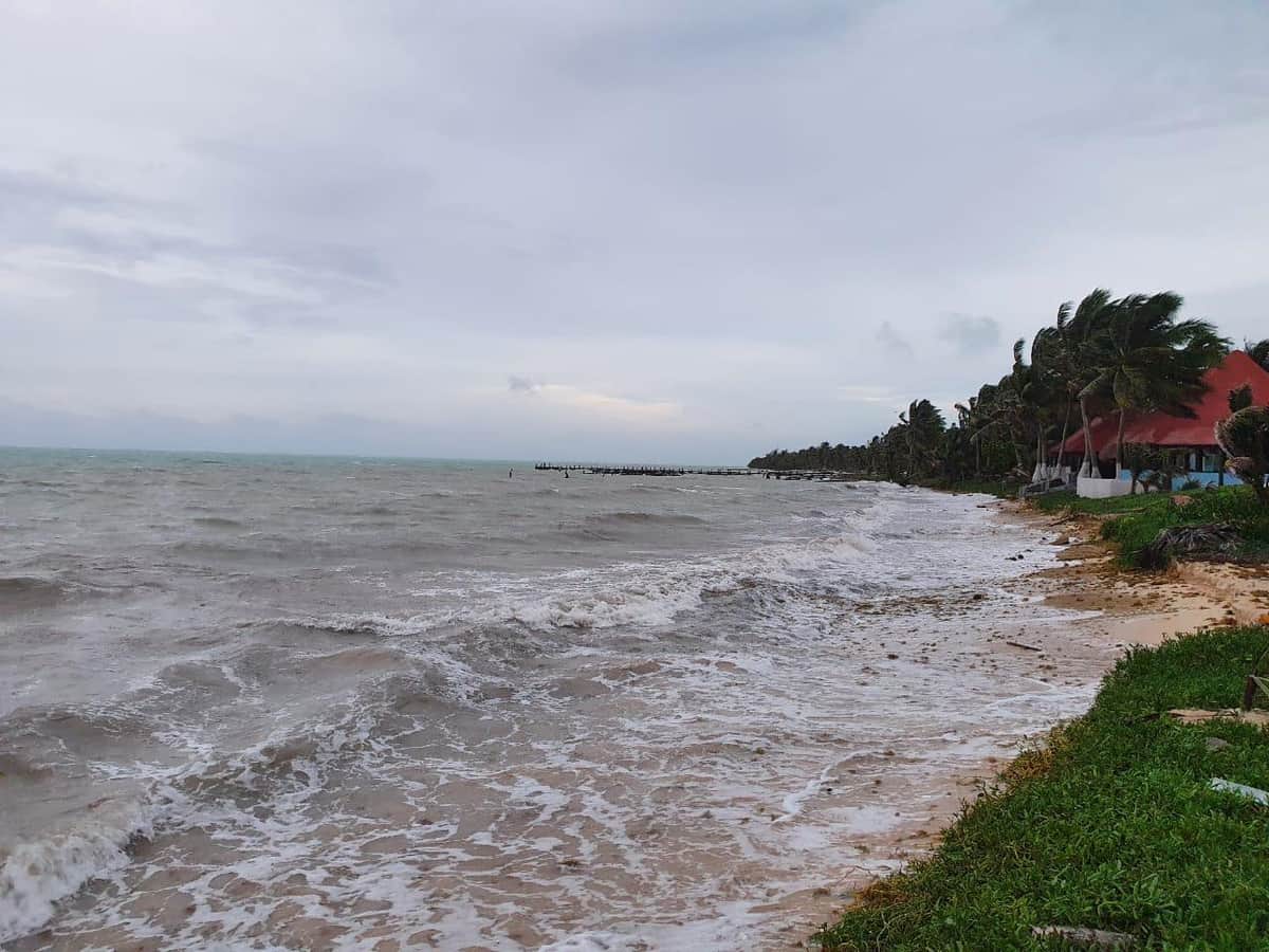 Ordenan evacuar Punta Allen por depresión tropical