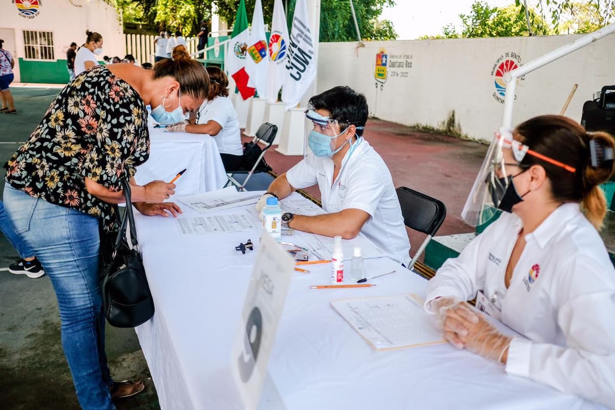 Realizan pago de becas a estudiantes de secundaria en Cancún, con protocolos sanitarios