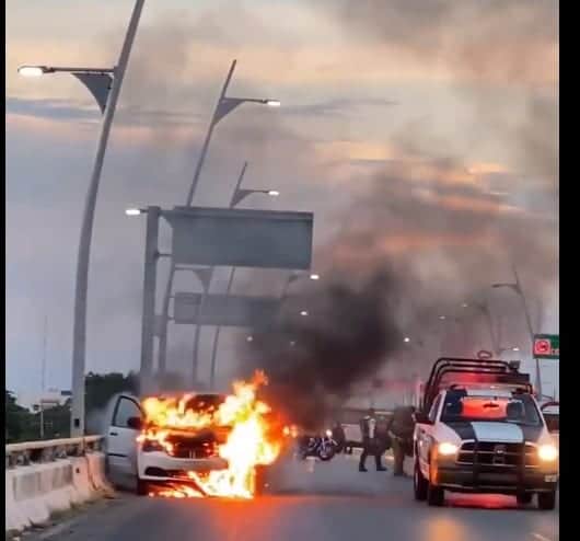 Arde automóvil en el puente de Playa del Carmen