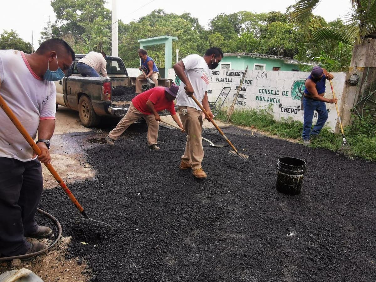 Gobierno de Puerto Morelos bachea calles en Leona Vicario