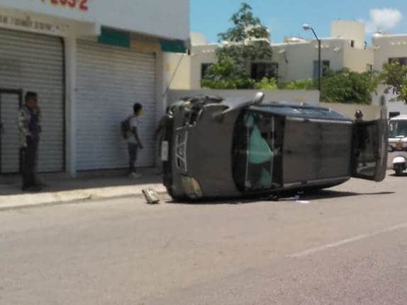 Mujer se vuelca tras perder el control en Playa del Carmen