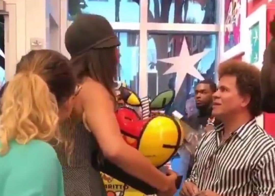 Video: Compra obra de artista y la rompe frente a él por venganza