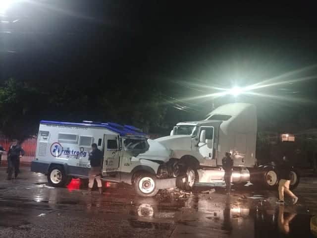 Asaltan camioneta de valores con tráiler y sin un solo disparo se roban millonario botín