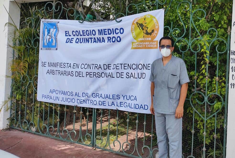 Con carteles, protestan doctores de Quintana Roo por detención de médico en Chiapas