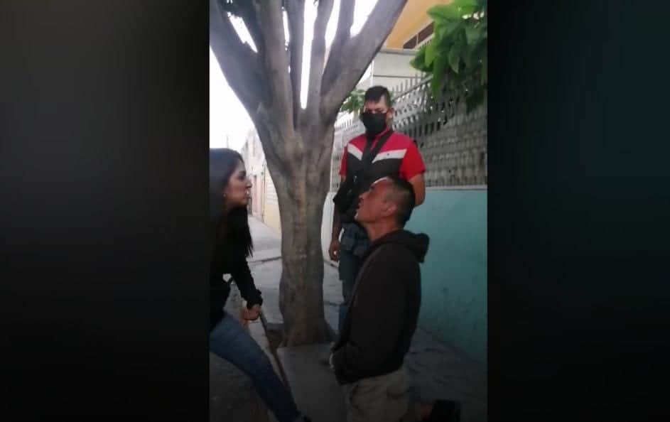 Video: Por 'robar al barrio', asaltante se arrodilla ante su víctima y deja que lo golpee