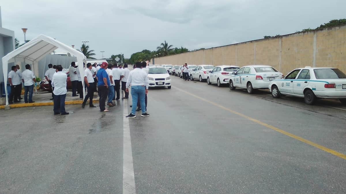 Taxistas presionan a su sindicato para mantener el "Hoy No Circula"