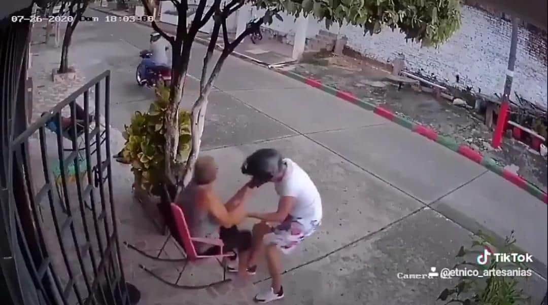 Video: Abuelita se defiende de sujeto que le quiso robar su celular