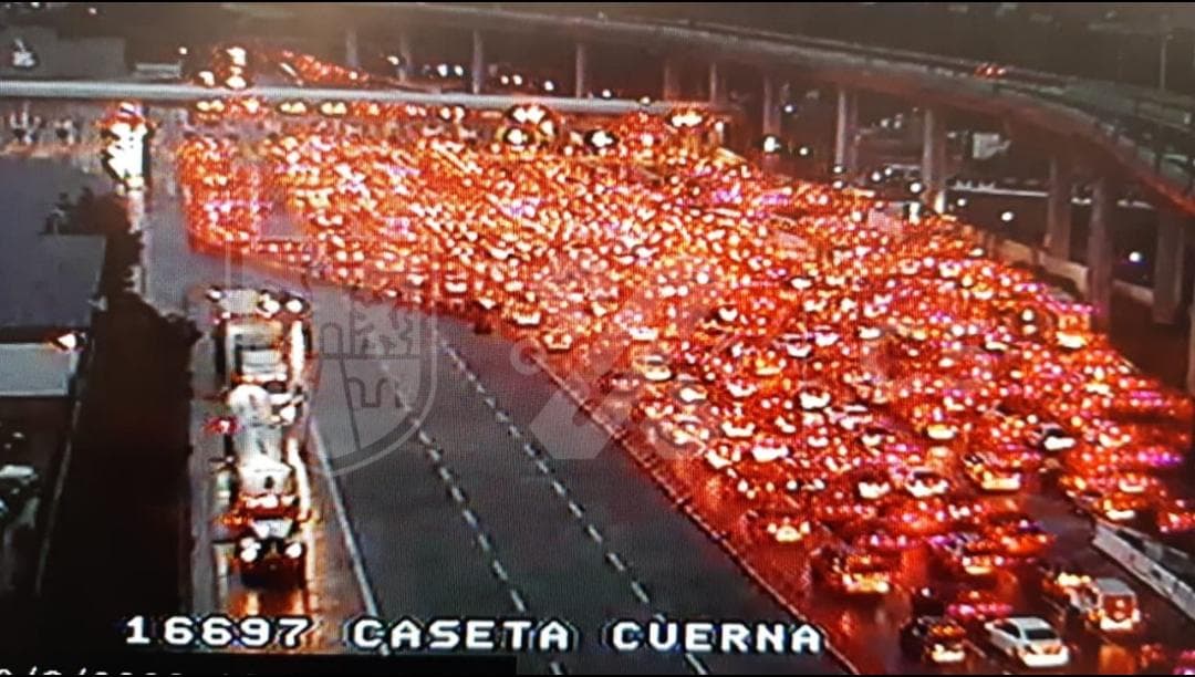 Saturan autopista México-Cuernavaca pese a restricciones por Covid-19